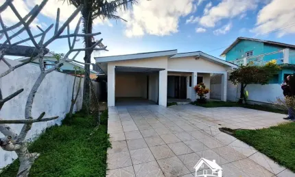 Maravilhosa residência com 3 dormitórios pertinho da praia em cidreira/rs