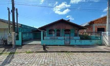 Casa Espaçosa em Balneário Piçarras: 4 Dormitórios e 3 Vagas de Garagem