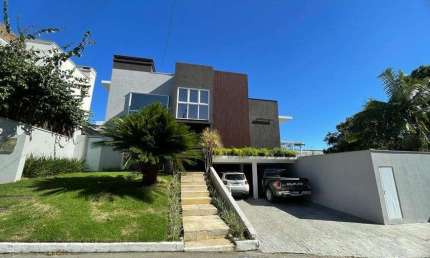 Residência de Luxo em Condomínio Exclusivo: Seu Refúgio Privado no Centro de Balneário Piçarras