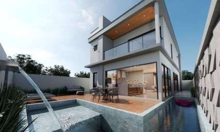 Casa de 250m² em Piçarras: 5 Suítes, Piscina e Churrasqueira