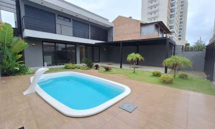 Casa Alto Padrão em Balneário Piçarras: 240m² de Conforto e Elegância!
