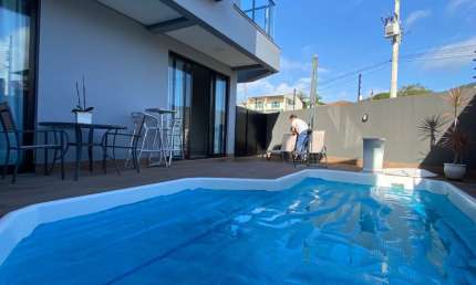 Elegância e Conforto em Penha: Casa com 4 Suítes e Piscina