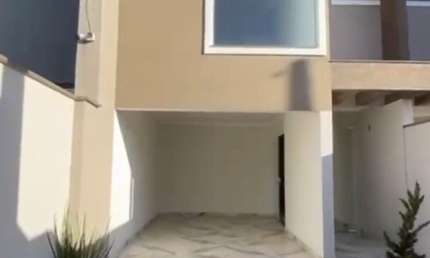 Sobrado de alto padrão com 3 quartos e 2 vagas em Balneário Piçarras