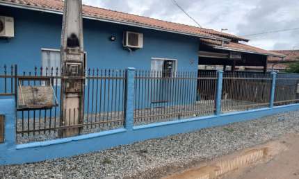 Casa com Chalé nos Fundos: Ideal para Família e Investimento!