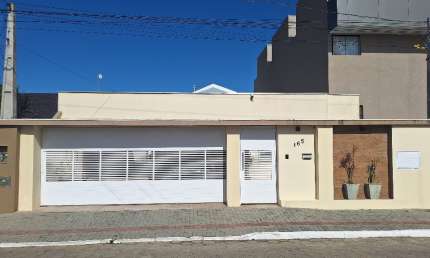 Casa com Piscina na Penha: Conforto e Lazer Completo!