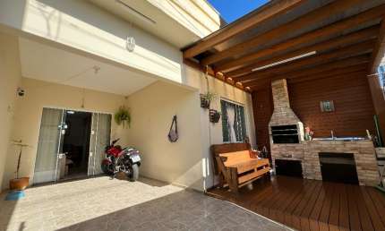 Geminado semi mobiliado com deck e churrasqueira! Conforto e lazer!