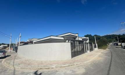 Casa de Esquina com Acabamento de Alto Padrão em Barra Velha