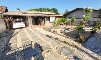 Em Penha/SC, Ideal para Morar e Investir: 2 Casas com Entradas Separadas
