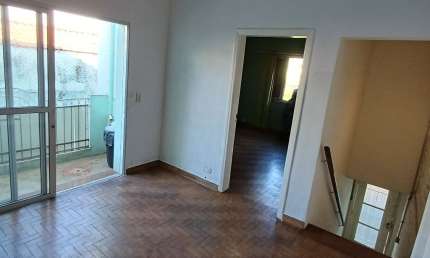 Sobrado com 60m², 01 quarto, 01 VG, rua Francisco paulo 62