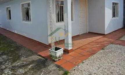 Casa Padrão de Esquina com Amplo Terreno em Pinhais
