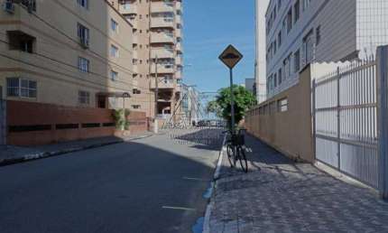 Excelente oportunidade! a 200mts. da praia, apartamento de 1 dorm., vaga de garagem, bem localizado, precisando de um dono. Mobiliado, cozinha americana. Venha conhecer!