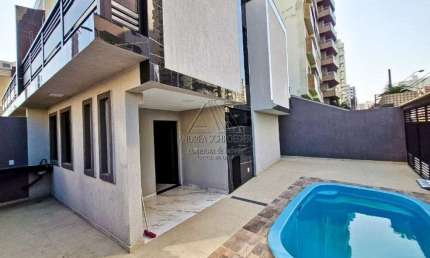 Sobrado geminado na Tupi, a 100 metros da praia, com todo comércio disposição, excelente localização. Imóvel possui 2 dormitórios, 2 banheiros, sendo 1 social e lavabo, sala para 2 ambientes, piscina 
