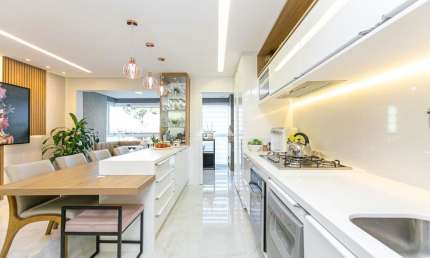 APARTAMENTO MOBILIADO E ENSOLARADO COM SACADA GOURMET 2 QUARTOS COM SUÍTE 2 VAGAS Á VENDA