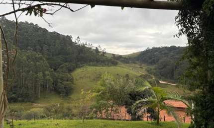 LINDA CASA COM VISTA MARAVILHOSA EM SANTO ANTONIO DO PINHAL