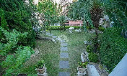 Maravilhosa casa  com 05 Dormitorios duas suites e 05 vagas