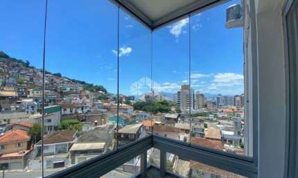 APARTAMENTO SEMIMOBILIADO COM 3 QUARTOS, VAGA DE GARAGEM E VISTA PANORÂMICA NO CENTRO DE FLORIANÓPOLIS