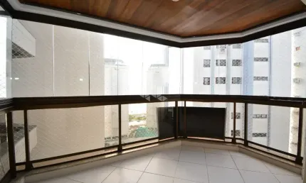 Apartamento com 3 quartos, sendo 1 suíte, 2 vagas de garagem no bairro Agronômica em Florianópolis/SC
