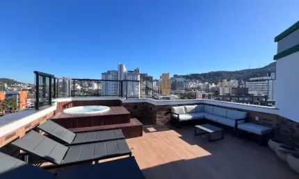 COBERTURA COM 3 QUARTOS SENDO 1 SUÍTE 2 VAGAS PISCINA PRIVATIVA E VISTA PANORÂMICA NA TRINDADE FLORIANÓPOLIS