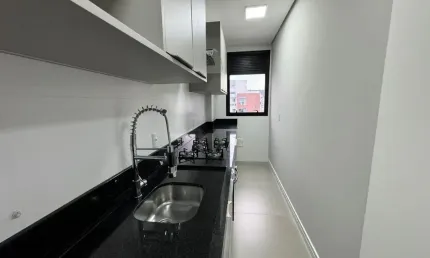 Amplo apartamento de 2 quartos com suíte em prédio com elevador a 700m do mar!