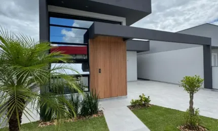 Linda e novinha casa sozinha num lote de 200m2, em Forquilhas!!