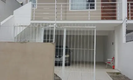 Sobrado de 3 quartos com suíte e vaga coberta para 2 carros!!