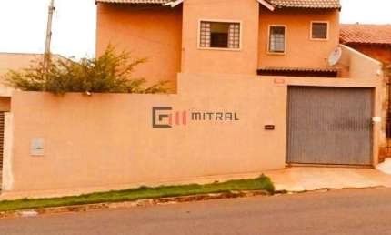 Sobrado à venda, - 3 quartos - 2 banheiros - quintal grande - 2 vagas de garagem - Jardim Maria Lui