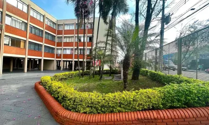 Espaçoso apartamento de dois dormitórios à venda, na avenida do café, conjunto café, londrina, pr