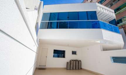 Casa 100% Sol da Manhã e na quadra do mar em Jardim Camburi