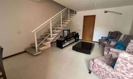Casa para venda possui 216 metros quadrados com 5 quartos em São Francisco - Niterói - RJ