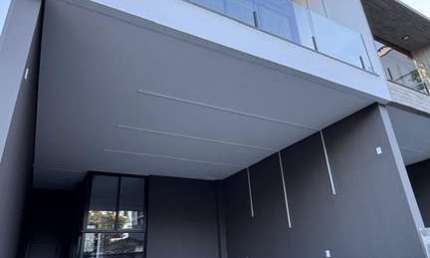 Casa Geminada de Luxo com 3 Quartos e 2 Vagas na Anita Garibaldi - Joinville-SC! Luxo, Espaço, Privacidade e Segurança!