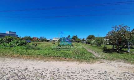Terreno de esquina com rua de passeio, 350metros da beira mar.