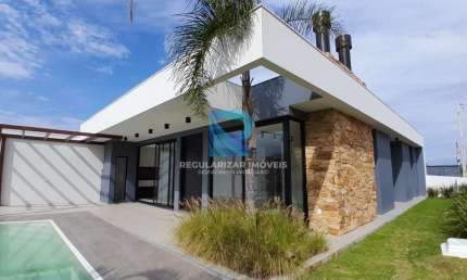 Casa Alto Padrão de esquina com 160m², 03 dormitórios próxima do mar.