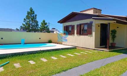 Casa de Madeira Beneficiada mobiliada c/ Piscina no Bairro Paraiso em Passo de Torres/SC