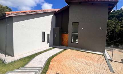 Linda casa em Condomínio fechado com 3 suítes, 4 vagas de garagem