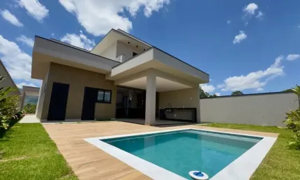 Casa Elegante e alto padrão 03 suítes 04 vagas Condomínio Terivá