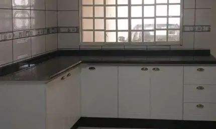 Casa com 3 quartos para alugar na Bernardino Vasconcelos de Azevedo, 84, Conjunto Habitacional Alexandre Urbanas, Londrina por R$ 3.700