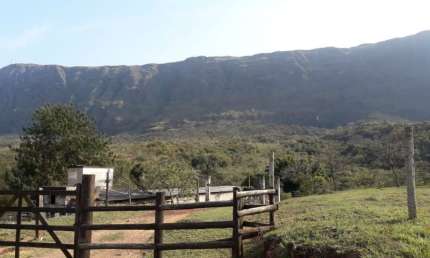 Vende-se terreno rural no pé da serra de Ouro Branco, dentro da cidade.