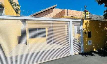 Bairro Sírio Libanês. Casa com 3 quartos e espaço gourmet