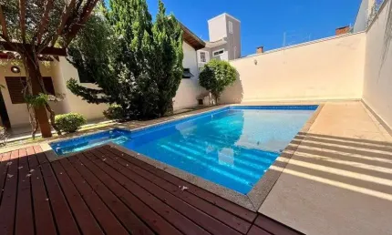 Encantadora Casa com 3 Suítes e Área de Lazer Completa