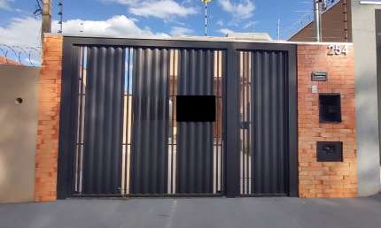 Linda casa com armários na cozinha e possibilidade de entrada reduzida