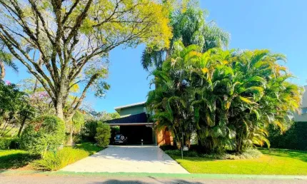 Casa em condomínio para venda com 4 quartos, sendo 3 suítes, 458m²