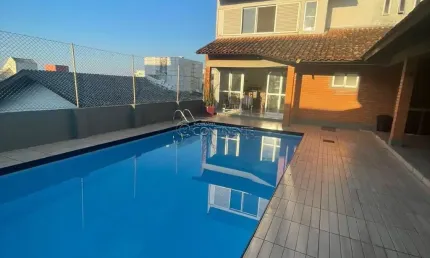 Casa ampla com piscina em coqueiros, em meio a via gastronômica - florianópolis