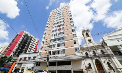 Apartamento amplo e reformado na Av. dos Andradas – Conforto e praticidade em localização privilegiada!