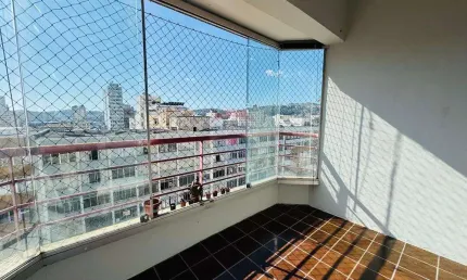 Quarto e sala com garagem no Centro de Juiz de Fora