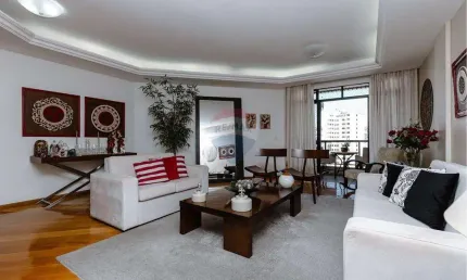 Apartamento Luxuoso com 4 Dormitórios e Varanda no Prestigiado Bairro Bom Pastor