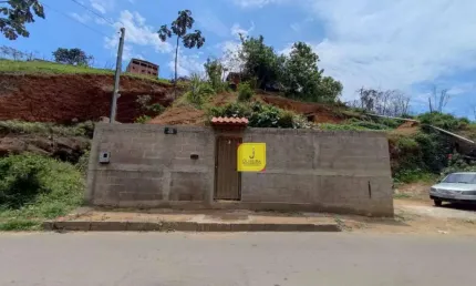 Granja urbana, c/ 502m², e casa simples de 2/4. Terreno em aclive, porém, muito bem localizada. Rua asfaltada, e ônibus na porta, no Bairro São Pedro.