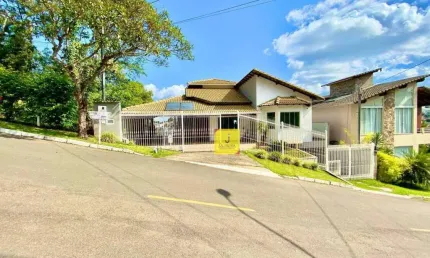 Excelente Casa com privacidade e uma bela vista em condomínio fechado