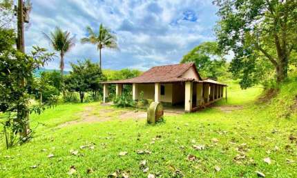 Sítio com 22.500m²,  com 2 casas, 4 quartos( 2 suítes) a 3,5km da BR0-40 e trevo Salvaterra.