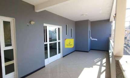 Excelente casa Tríplex, de 3 quartos e e mais uma kitnet de 1 quarto, com excelente acabamento, no Bairro Milho Branco.