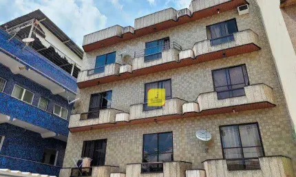 Apto de um quarto e sala com sacada e garagem no Centro